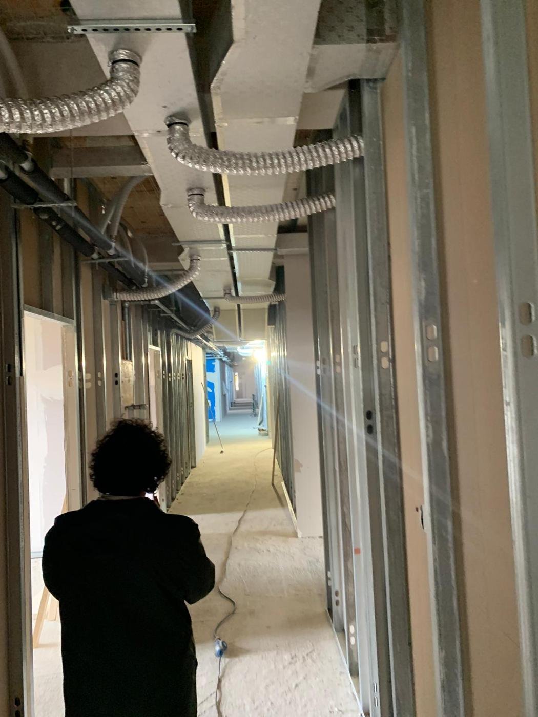 Canalizzazioni aria in un corridoio di cantiere