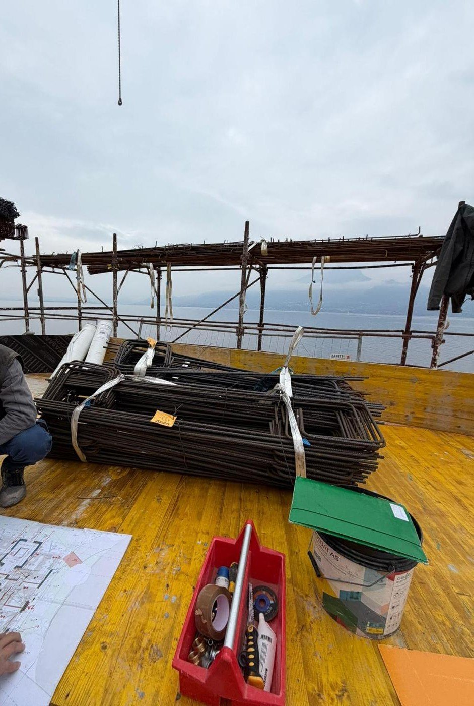 Sopralluogo in cantiere con vista lago