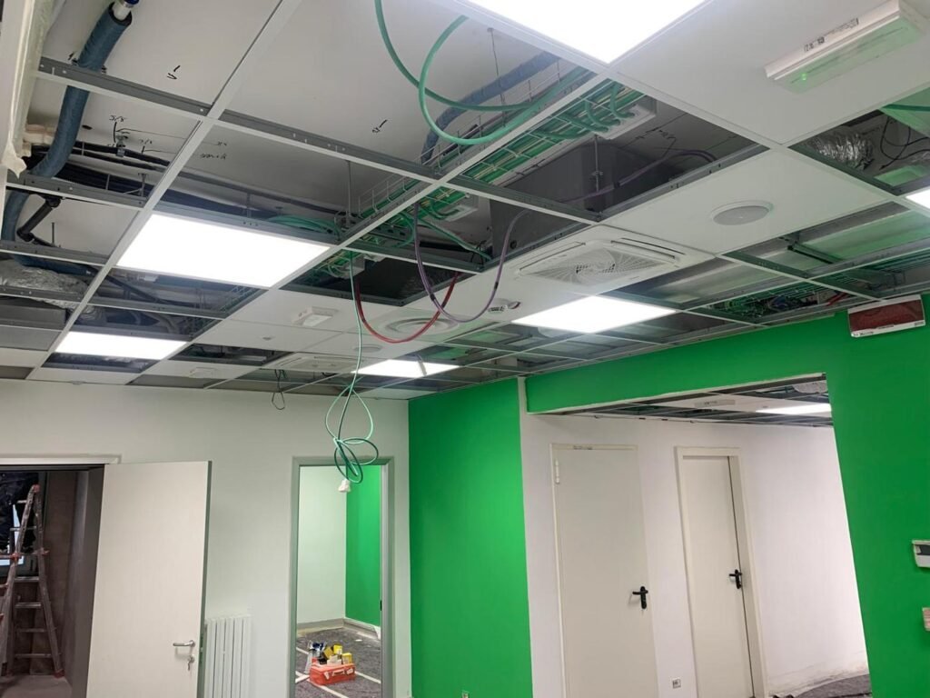 Controsoffitto con impianti meccanici ed elettrici