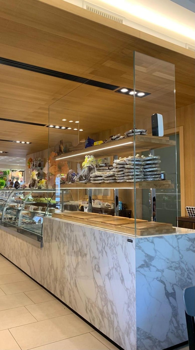 Bancone di una pasticceria con illuminazione e climatizzazione integrate