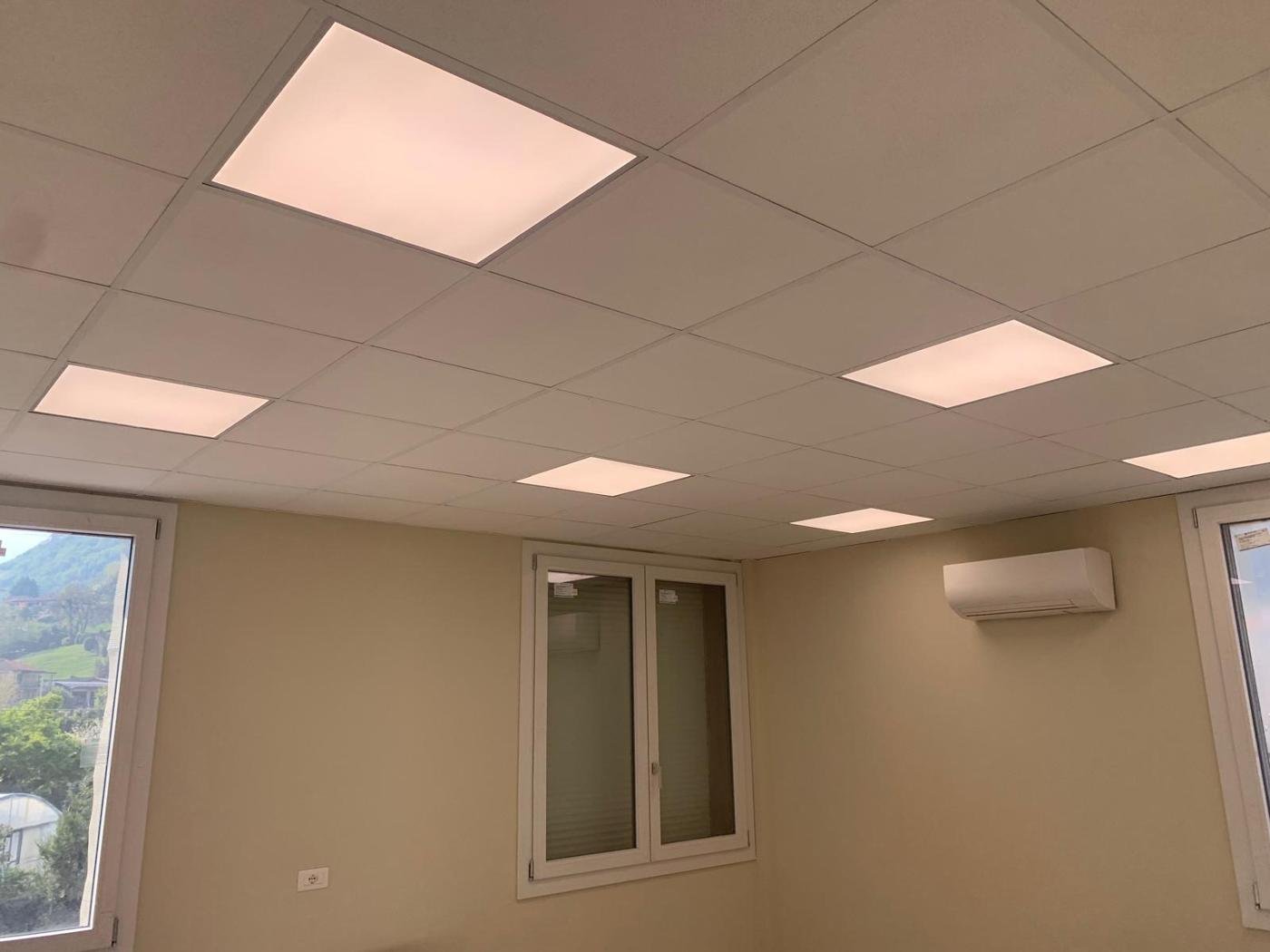 Ufficio con illuminazione LED e climatizzazione